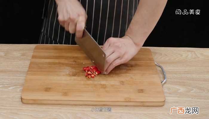 小米椒切圈的做法 西红柿炒牛肉