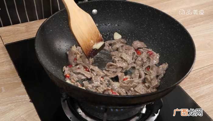 小米椒切圈的做法 西红柿炒牛肉