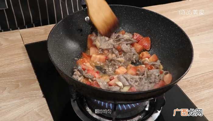 小米椒切圈的做法 西红柿炒牛肉