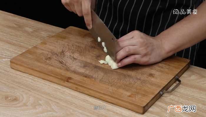 小米椒切圈的做法 西红柿炒牛肉