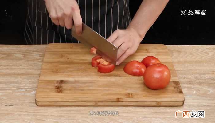 小米椒切圈的做法 西红柿炒牛肉