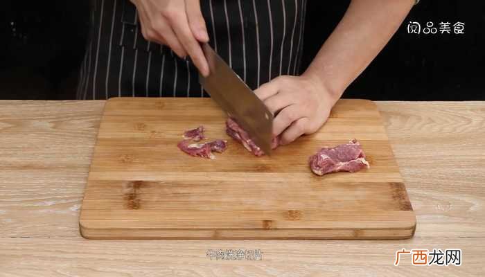 小米椒切圈的做法 西红柿炒牛肉