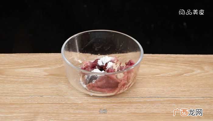 小米椒切圈的做法 西红柿炒牛肉