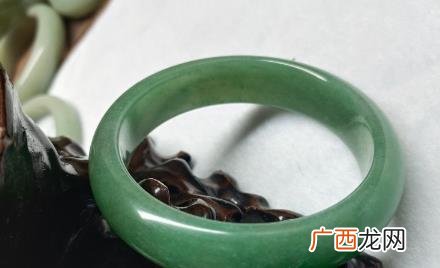 佘太翠紫罗兰手镯是真的吗 佘太翠手镯越戴颜色越浅怎么回事