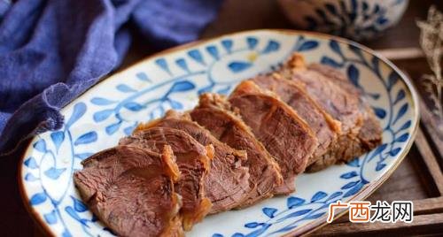 熟牛肉有彩色光怎么回事 为什么牛肉上面有彩色的光