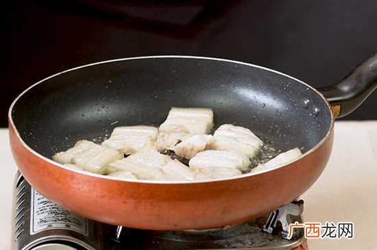 起锅烧油放入切好的五花肉 卤肉的做法及配料
