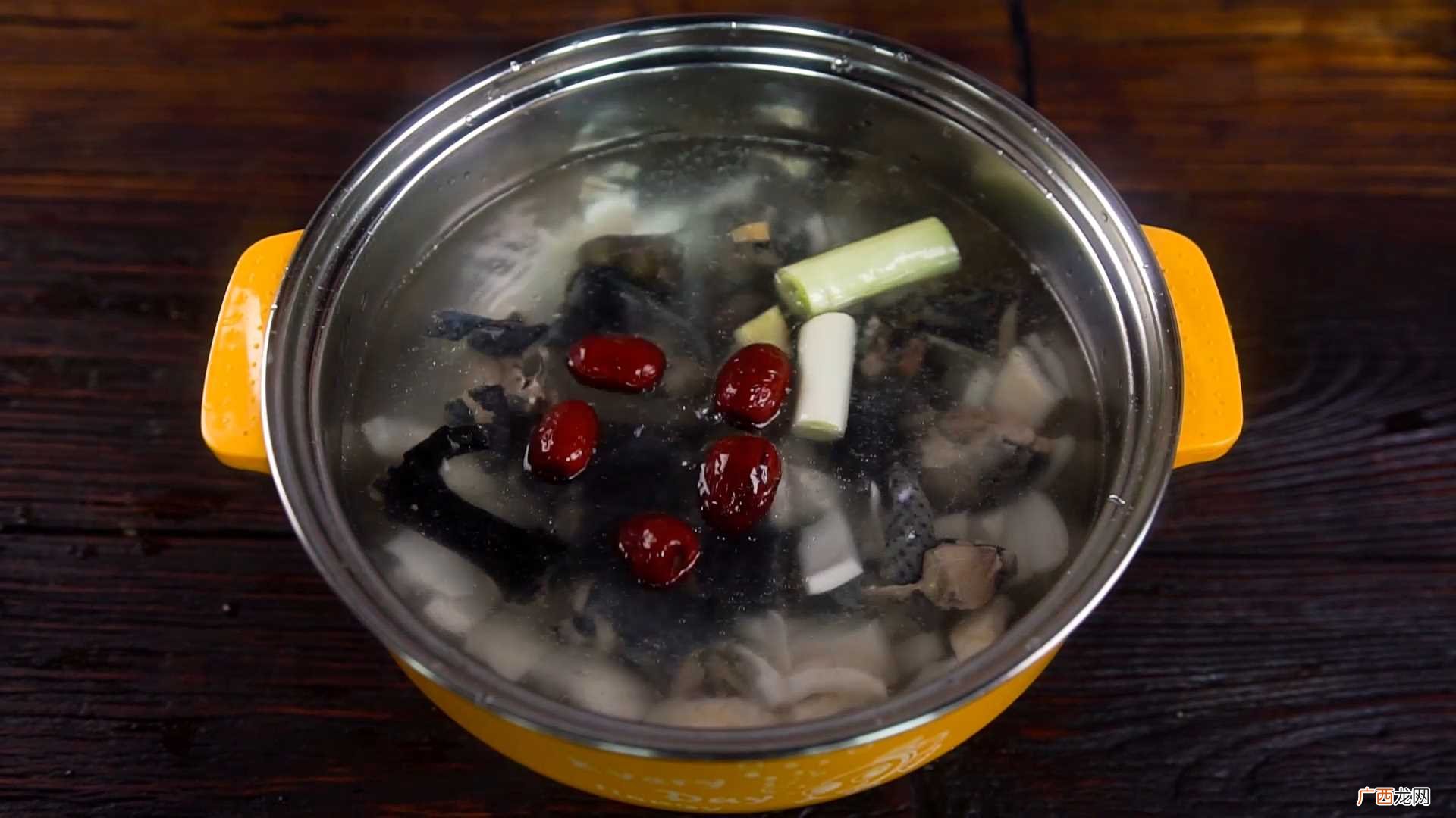 椰子炖乌鸡汤怎么做好吃 椰子炖乌鸡汤的做法