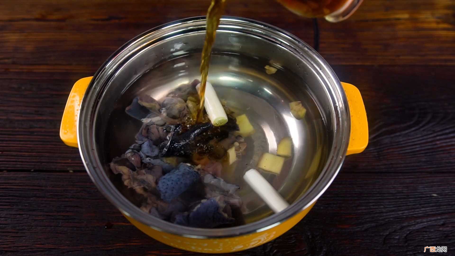 椰子炖乌鸡汤怎么做好吃 椰子炖乌鸡汤的做法