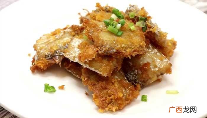 带鱼炸至外酥里嫩捞出装盘 油炸带鱼