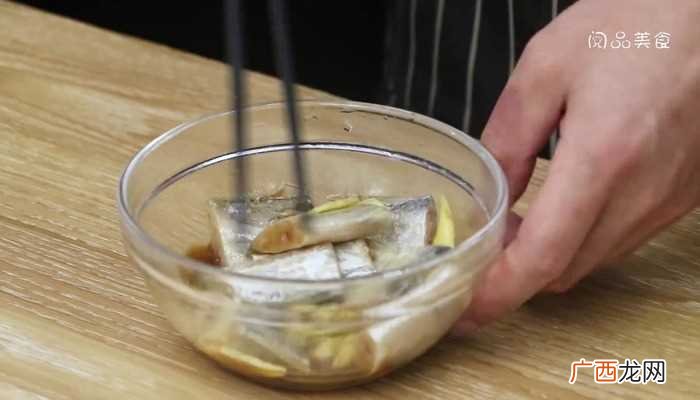 带鱼炸至外酥里嫩捞出装盘 油炸带鱼