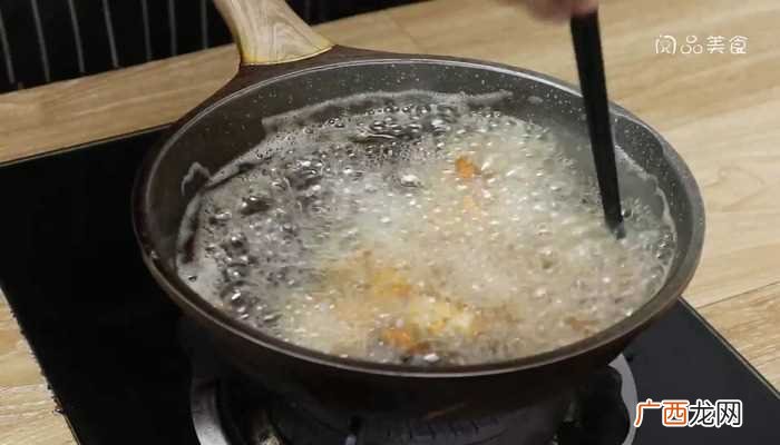带鱼炸至外酥里嫩捞出装盘 油炸带鱼