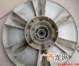 长期不清洗洗衣机的内部,洗衣服后留下的残留物 洗衣机内桶怎么拆