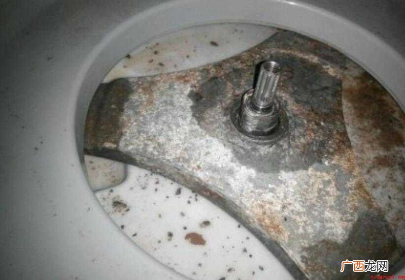长期不清洗洗衣机的内部,洗衣服后留下的残留物 洗衣机内桶怎么拆