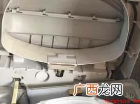 长期不清洗洗衣机的内部,洗衣服后留下的残留物 洗衣机内桶怎么拆