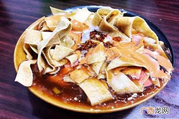 天津早点小吃主要有狗不理包子、耳朵眼炸糕、煎饼果子、天津面茶 天津早点小吃有哪些