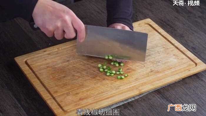 鸡蛋切铜钱的做法 炒鸡蛋