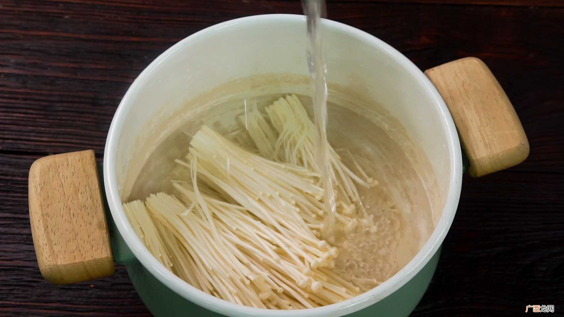 香辣金针菇怎么做好吃 香辣金针菇的做法
