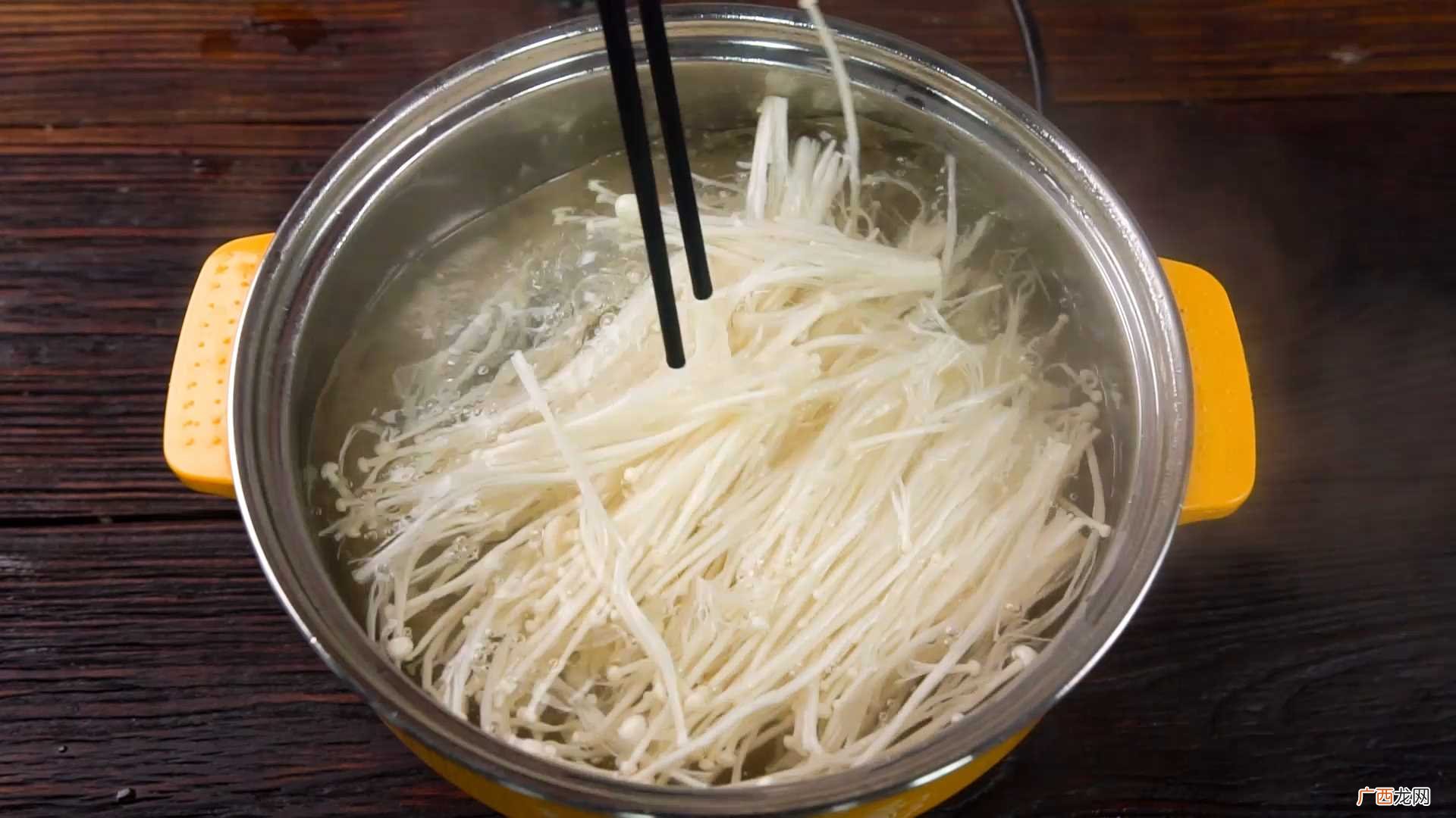 香辣金针菇怎么做好吃 香辣金针菇的做法