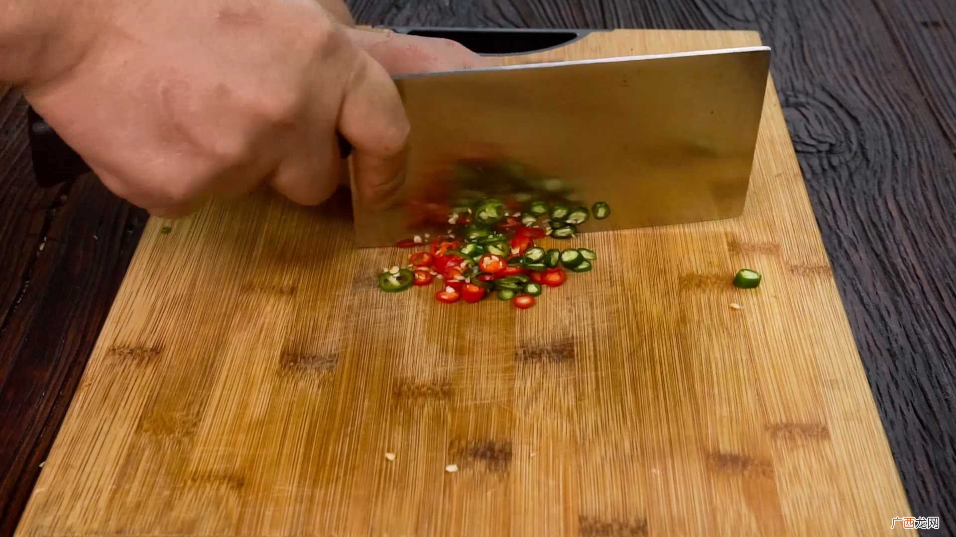 香辣金针菇怎么做好吃 香辣金针菇的做法