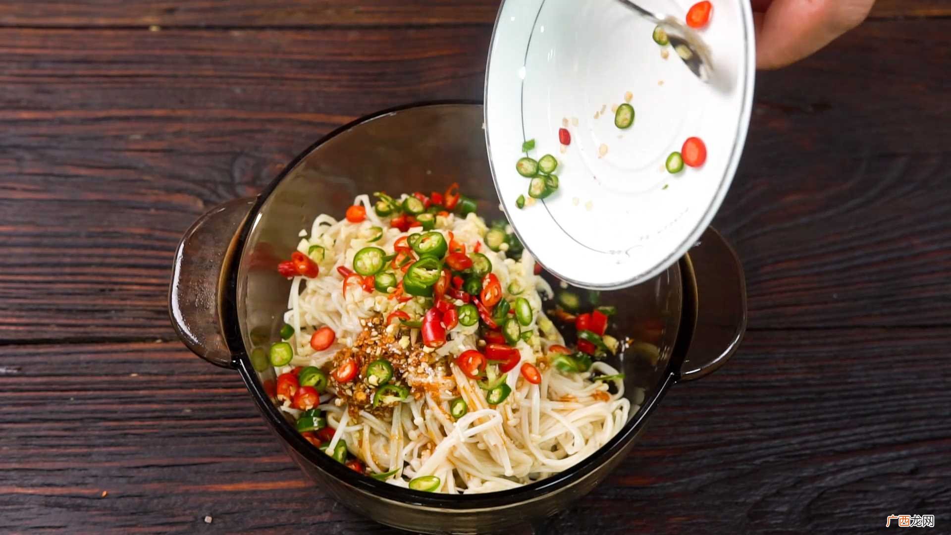 香辣金针菇怎么做好吃 香辣金针菇的做法