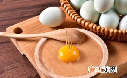 一个鸡蛋的热量大概是多少卡路里 一个鸡蛋的热量大概是多少