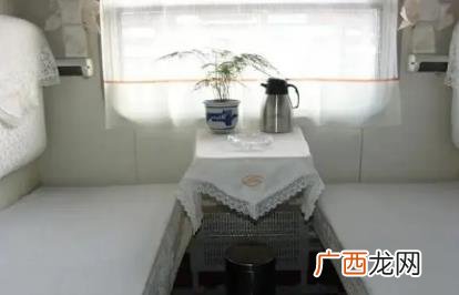 火车的硬卧上铺能坐起来吗 火车硬卧上铺能坐起来吗