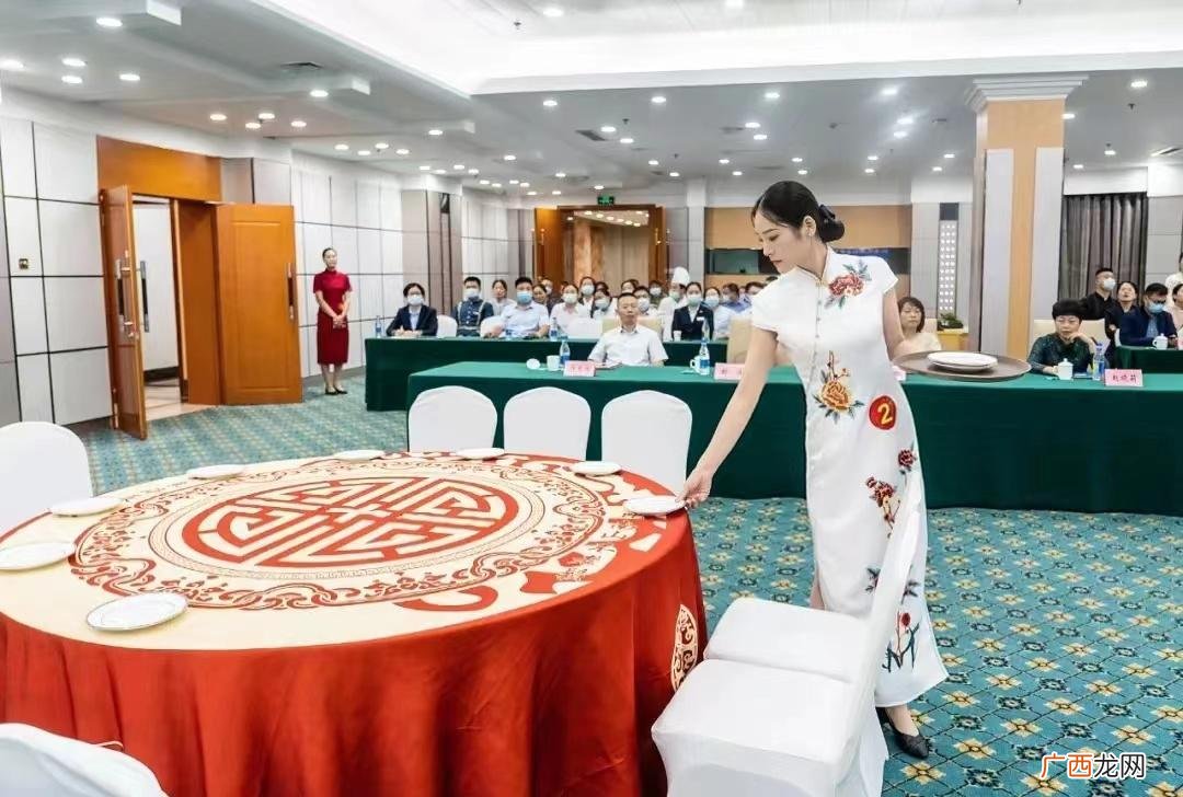 礼仪中吃饭主位在哪个方向 餐桌主位是哪个位置图片