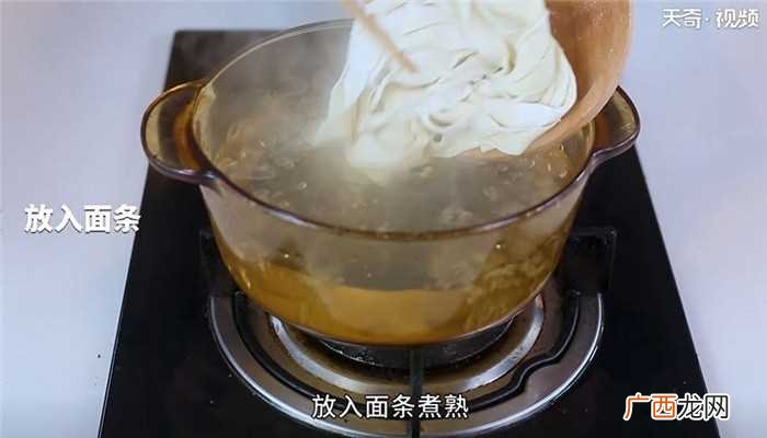 油泼面怎么做好吃 油泼面的做法