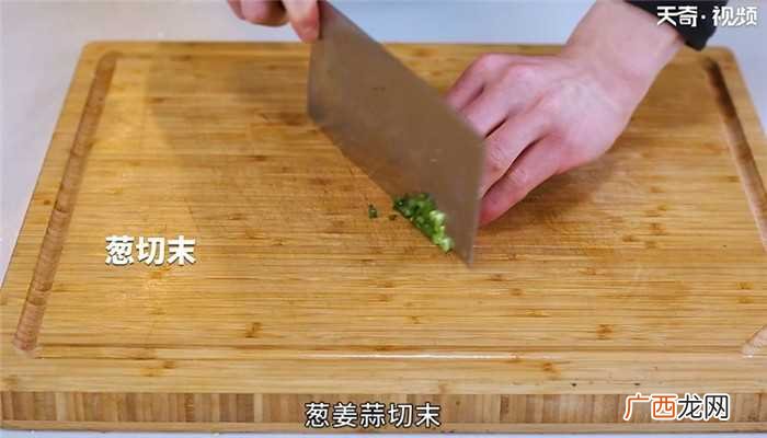 油泼面怎么做好吃 油泼面的做法