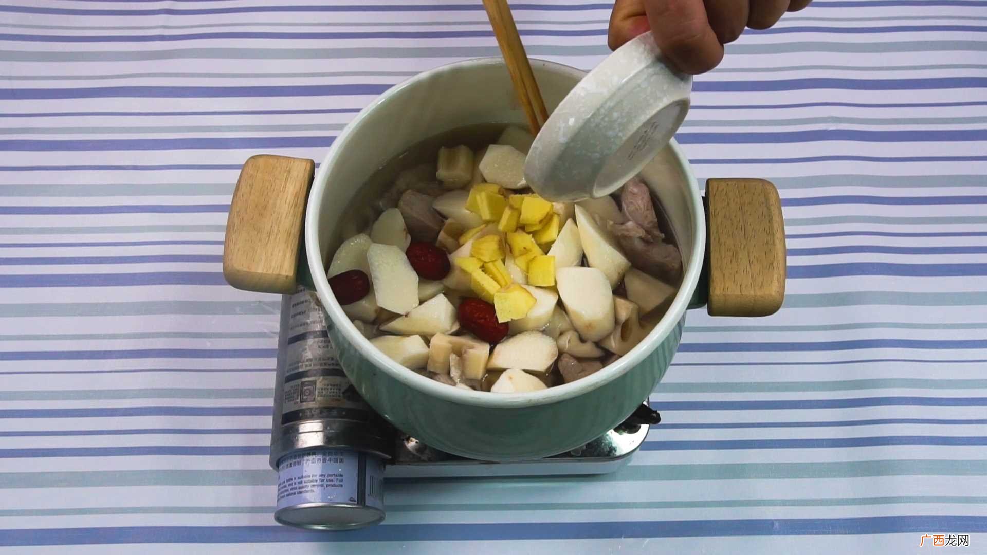 莲藕山药排骨汤怎么做好吃 莲藕山药排骨汤的做法