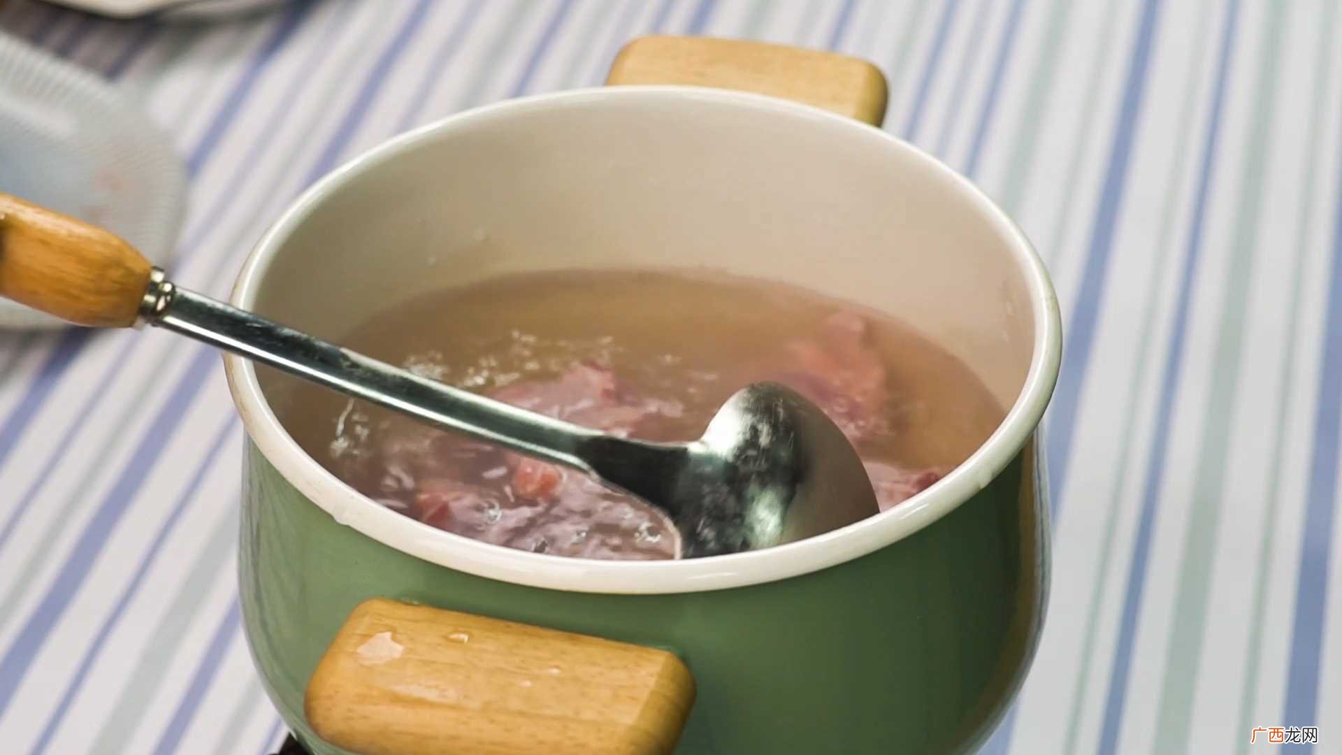 莲藕山药排骨汤怎么做好吃 莲藕山药排骨汤的做法