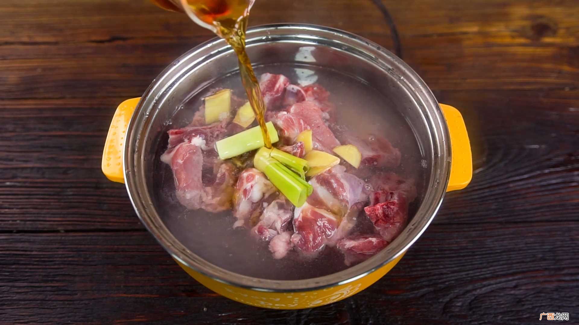 番茄土豆排骨汤怎么做好吃 番茄土豆排骨汤的做法