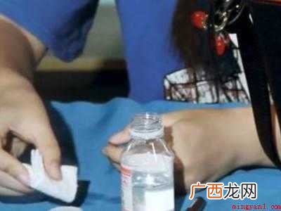 渗入皮革里的污渍怎么去除