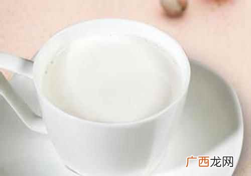 全脂牛奶和脱脂牛奶的区别是什么 全脂牛奶和脱脂牛奶的区别