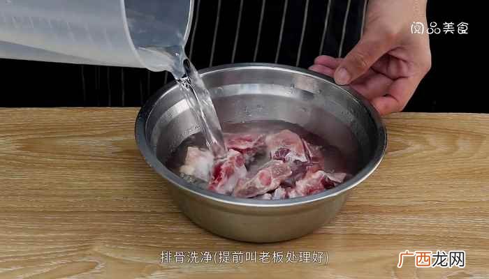 排骨200克、油适量、盐1茶匙、姜1块、料酒 香酥排骨的做法