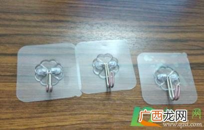 挂钩贴在墙上怎么去除 墙上贴的不干胶挂钩怎样去除