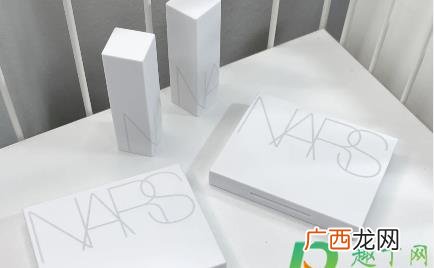 nars细管唇膏102 nars敢耀唇膏桃红色