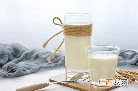 伊利奶粉一勺兑多少水开过的奶粉保质期多久喝 一勺奶粉有多少克