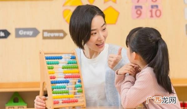家长在表扬孩子的时候要具体生动、当着外人的面表扬、发掘孩子的 表扬孩子有哪些技巧