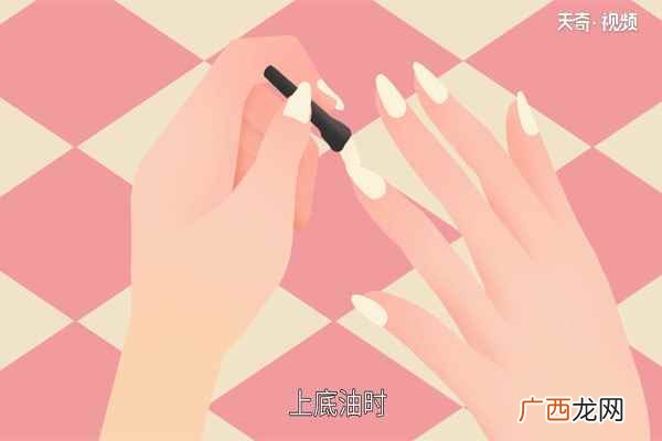 女人化妆是对脸部的修饰 美甲步骤