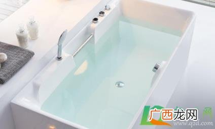 亚克力浴缸好还是陶瓷浴缸好 亚克力浴缸上的污渍怎么去除