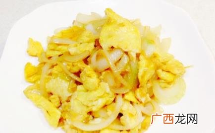 生抽泡洋葱的正确做法 洋葱炒鸡蛋可以放生抽吗
