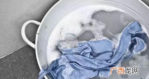 新衣服第一次洗要用盐水浸泡吗 新衣服第一次洗要用盐水泡吗