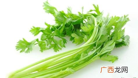 芹菜焯水几分钟熟拌凉菜 芹菜焯水是冷水还是热水