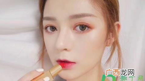 美瞳滑进眼球里不见了 美瞳容易滑进眼球吗