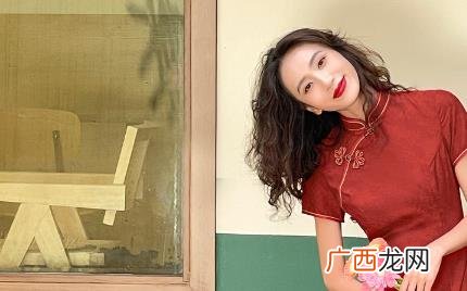穿旗袍扎什么头发好看 穿旗袍可以散着头发吗