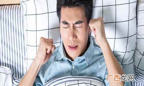 晚上睡觉开着灯不仅会降低我们的睡眠质量 开灯睡觉的危害
