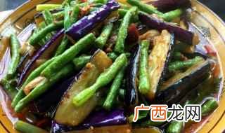 豇豆几根茄子一个、盐适量、南德少许、耗油1勺、白砂糖 豇豆炒茄子的做法