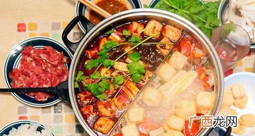 吃火锅时放哪些蔬菜和肉类 火锅里放什么蔬菜和肉好吃呢