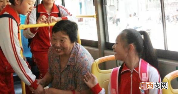 老年痴呆让座 女子称儿子因让座慢被老人骂痴呆